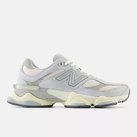 New Balance 9060 — Grigio Chiaro / Crema